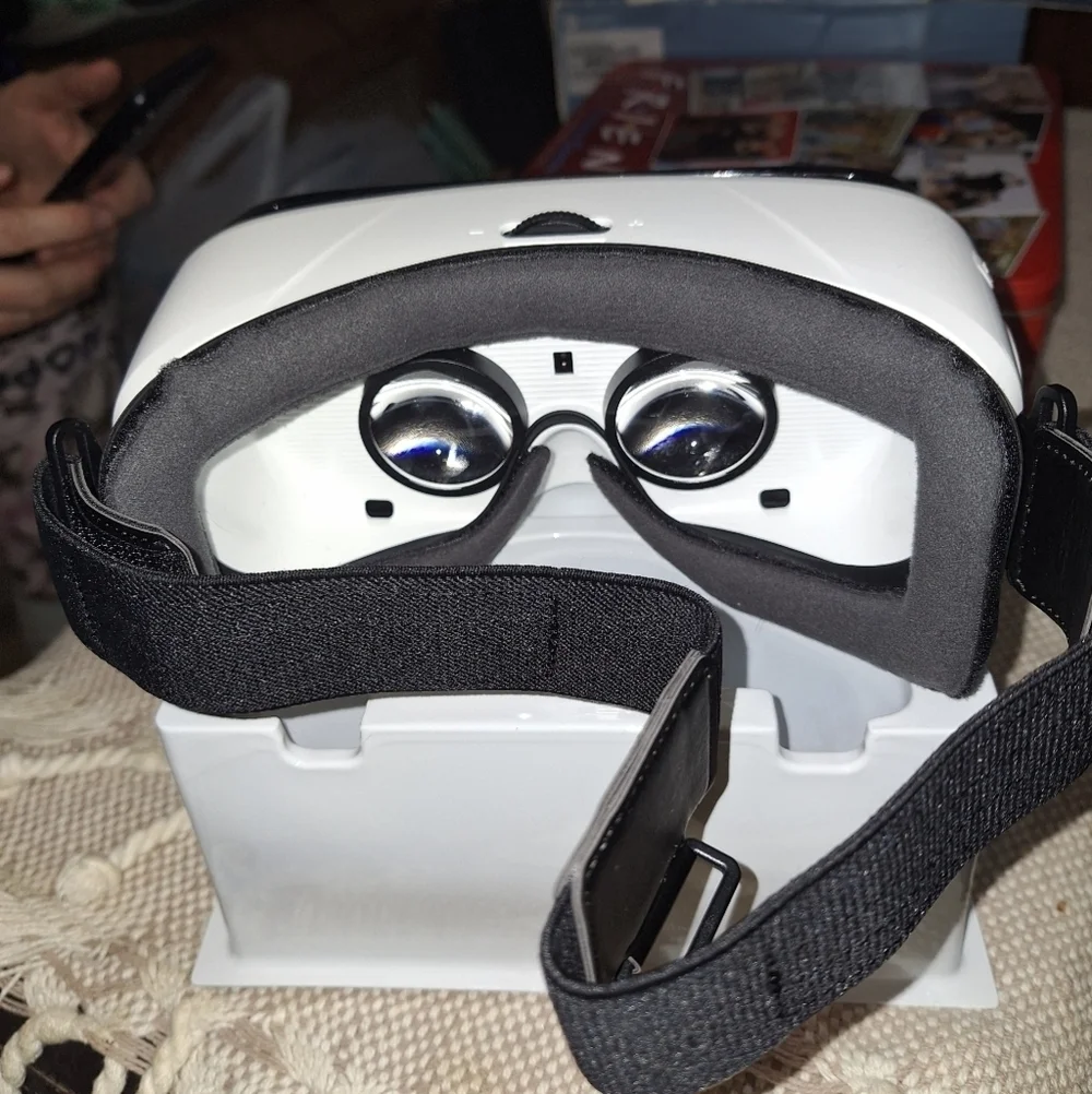 A Samsung Gear VR Compatible w/note5, S6edget,S6,S6edge,S7,S7edge Oculus